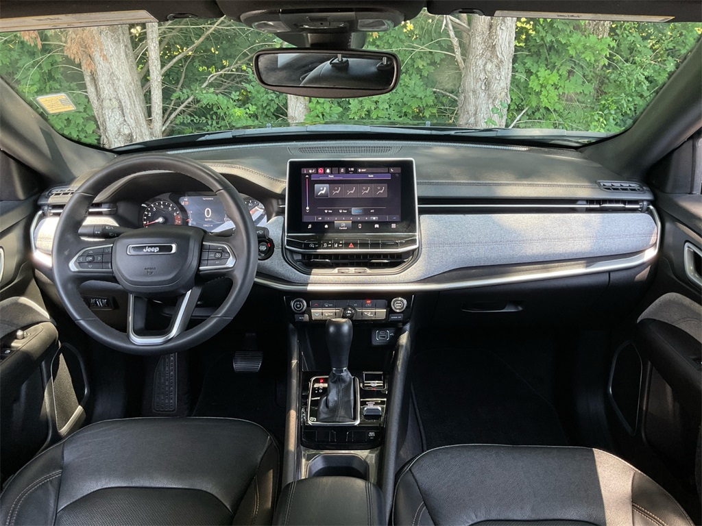 2023 Jeep Compass Latitude Lux photo 18