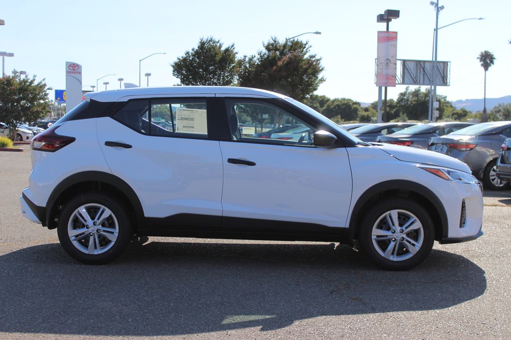 2025 Nissan Kicks Play S photo 4