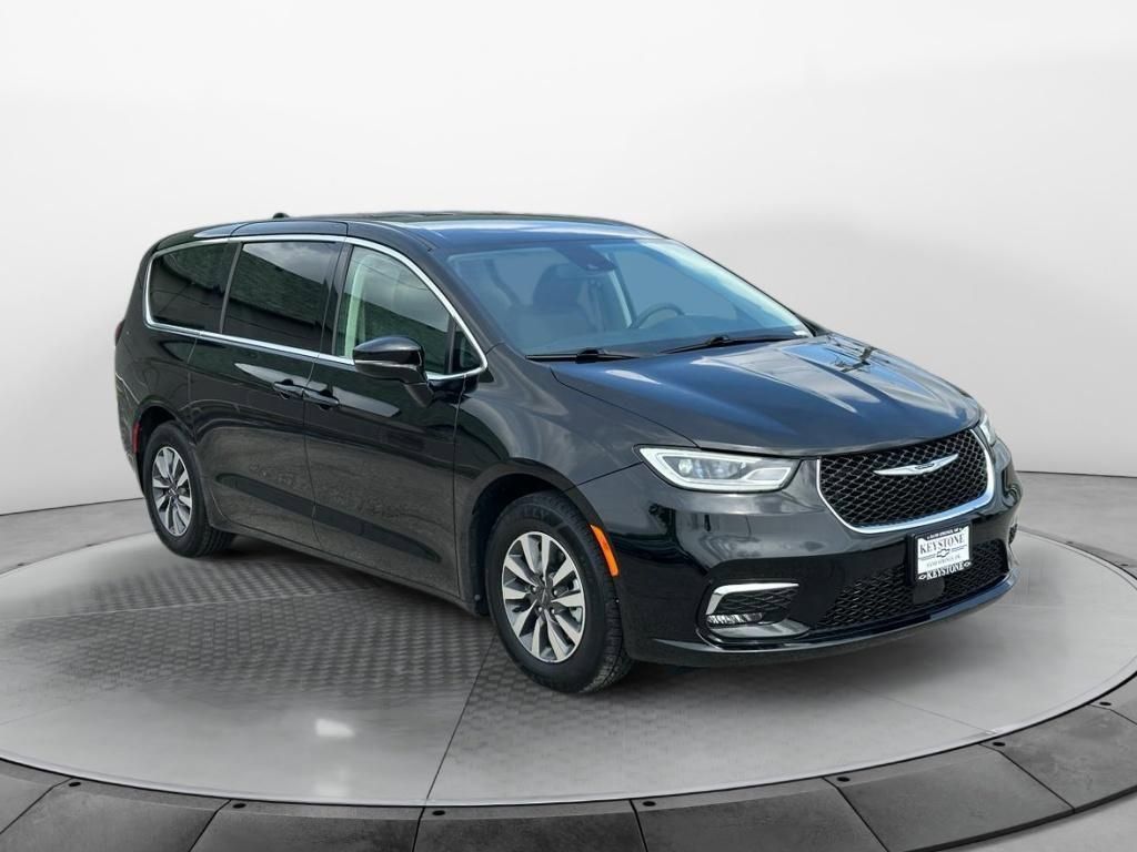 2024 Chrysler Pacifica PHEV Select's photo