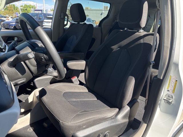 2022 Chrysler Voyager LX photo 14