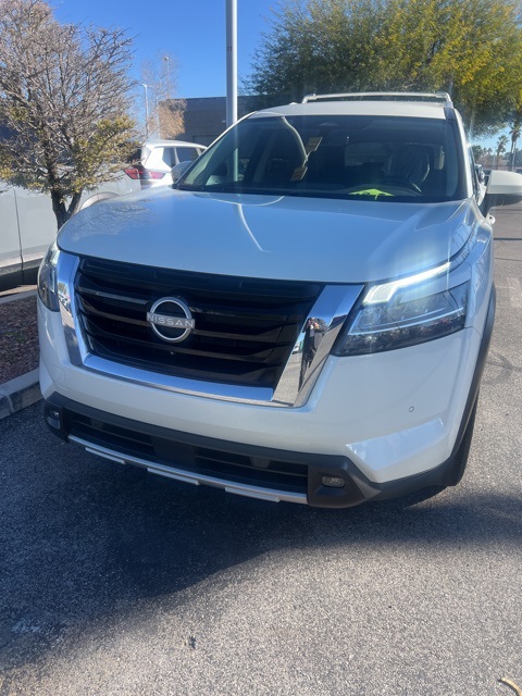 2023 Nissan Pathfinder SL's photo