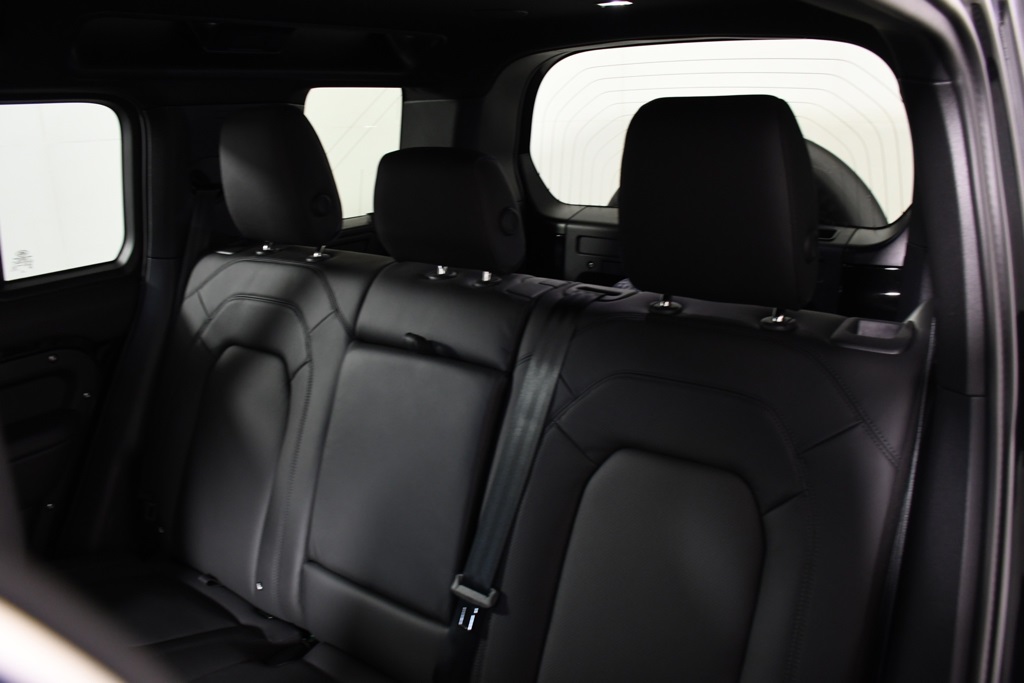 2025 Land Rover Defender 110 X-Dynamic SE photo 28
