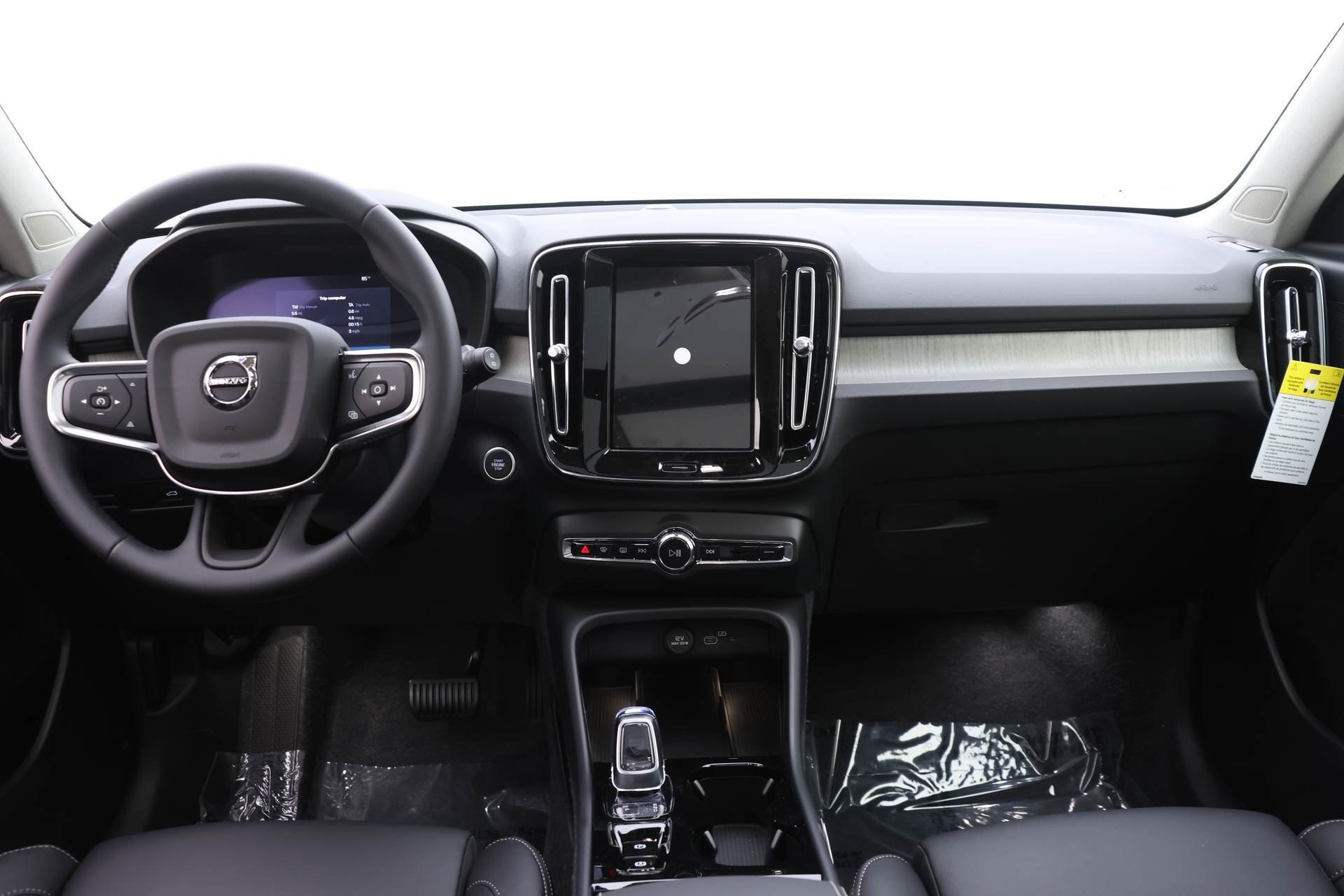 2026 Volvo XC40 Plus photo 8