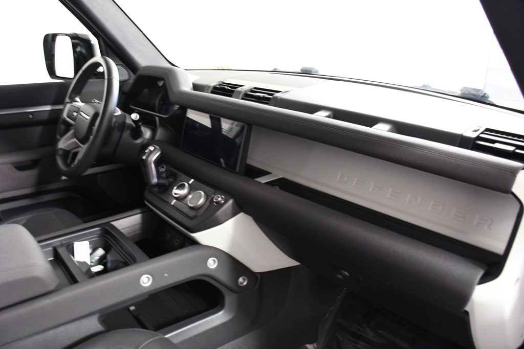 2023 Land Rover Defender 110 SE photo 19