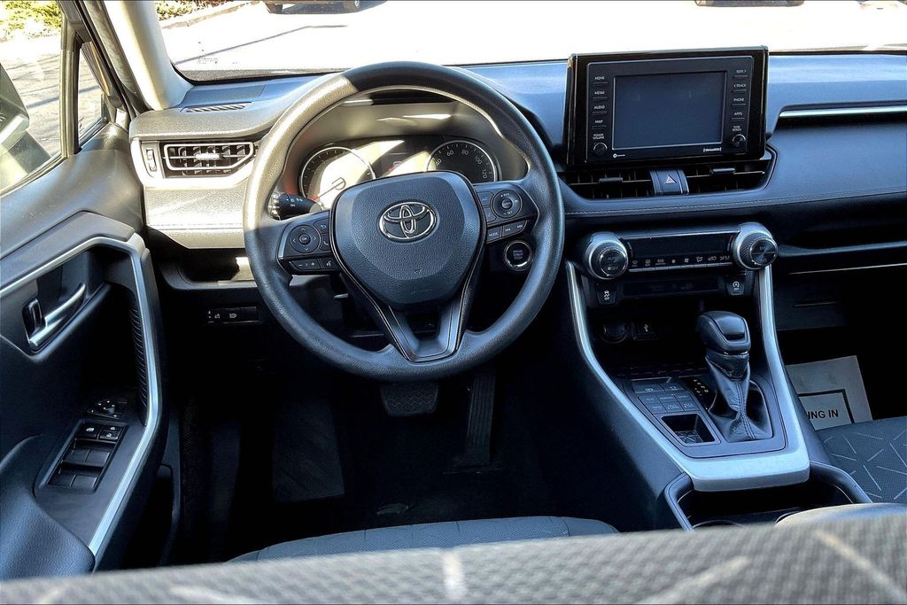 2021 Toyota RAV4 XLE photo 3