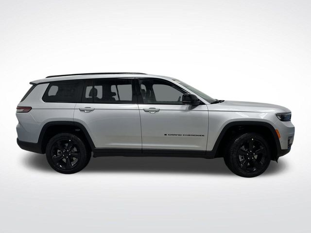 2025 Jeep Grand Cherokee Limited photo 2