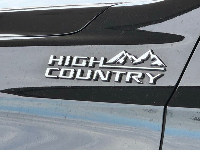 2021 Chevrolet Suburban High Country photo 4