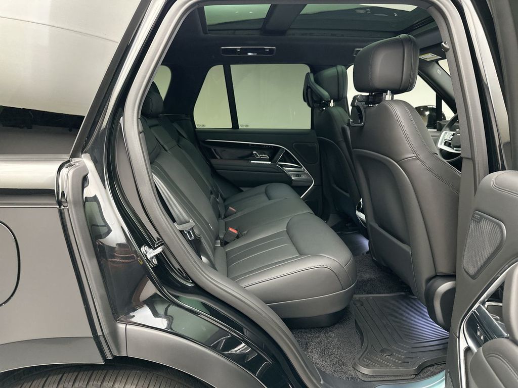 2025 Land Rover Range Rover SE photo 5