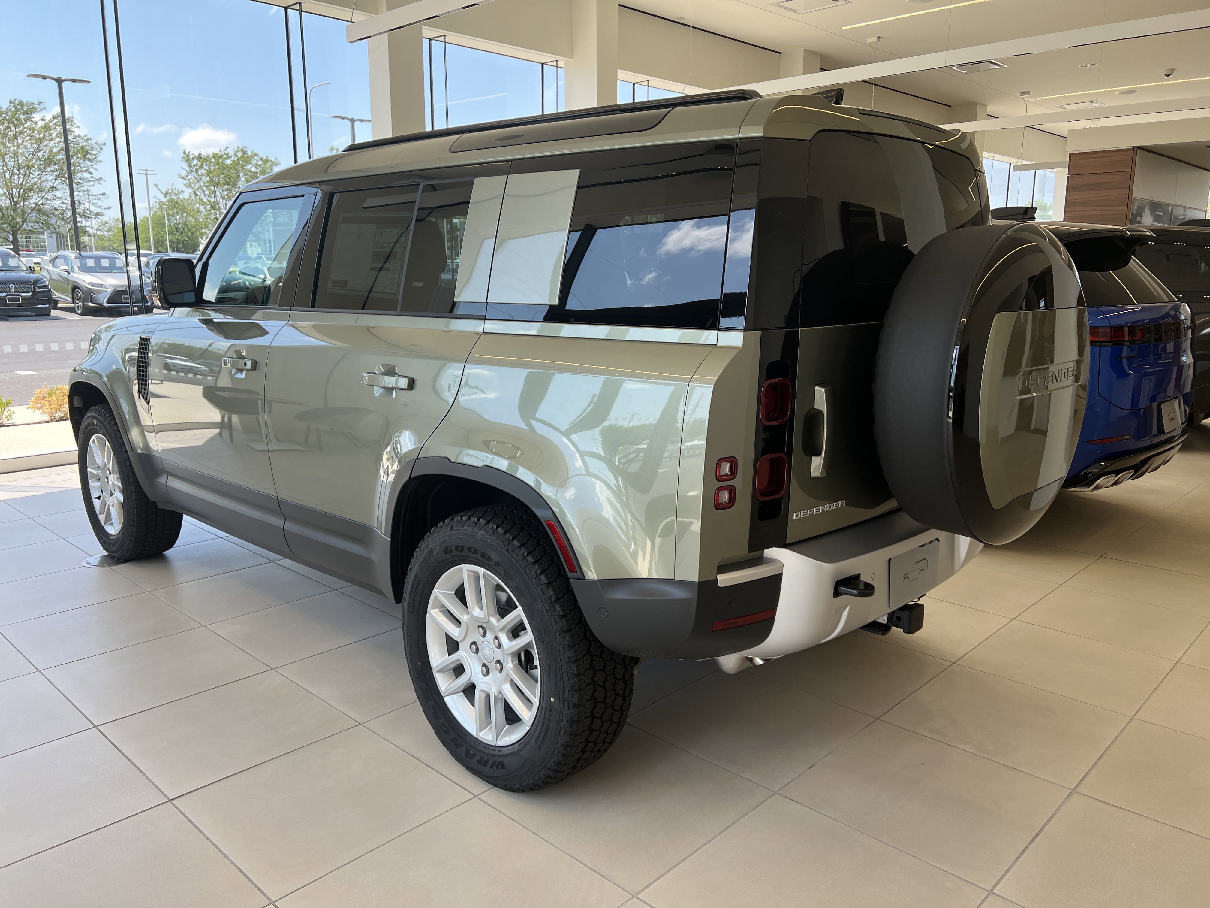 2025 Land Rover Defender 110 S photo 3