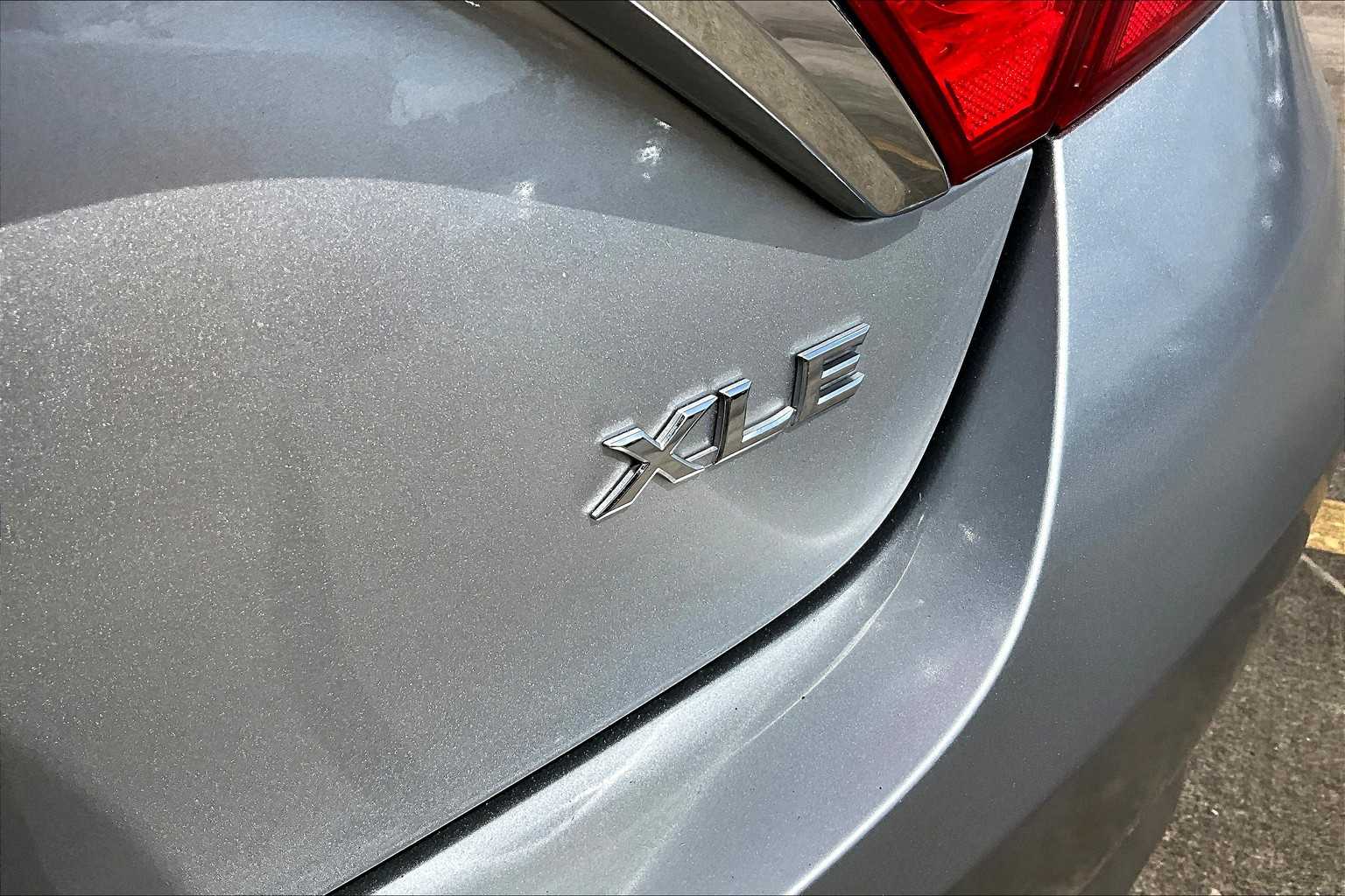 2016 Toyota Camry XLE photo 9