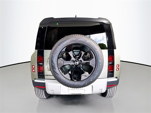 2025 Land Rover Defender 110 S photo 3