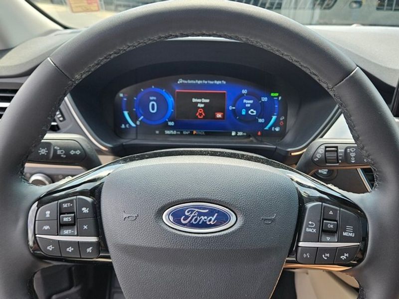 2022 Ford Escape Titanium Hybrid photo 25