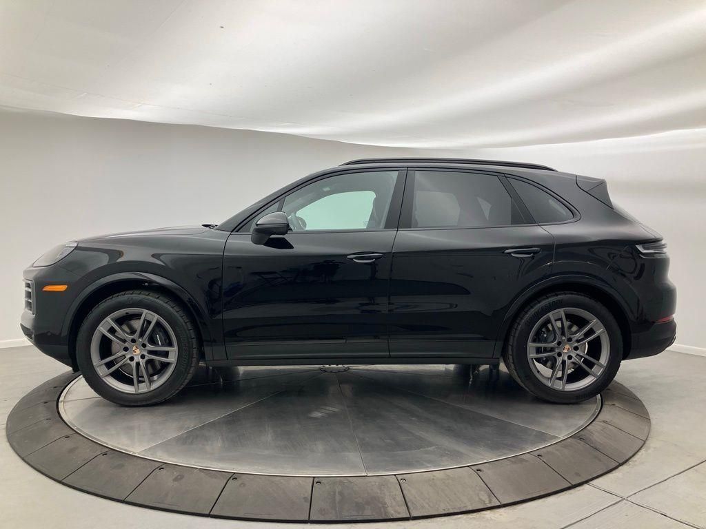 2025 Porsche Cayenne Base photo 2