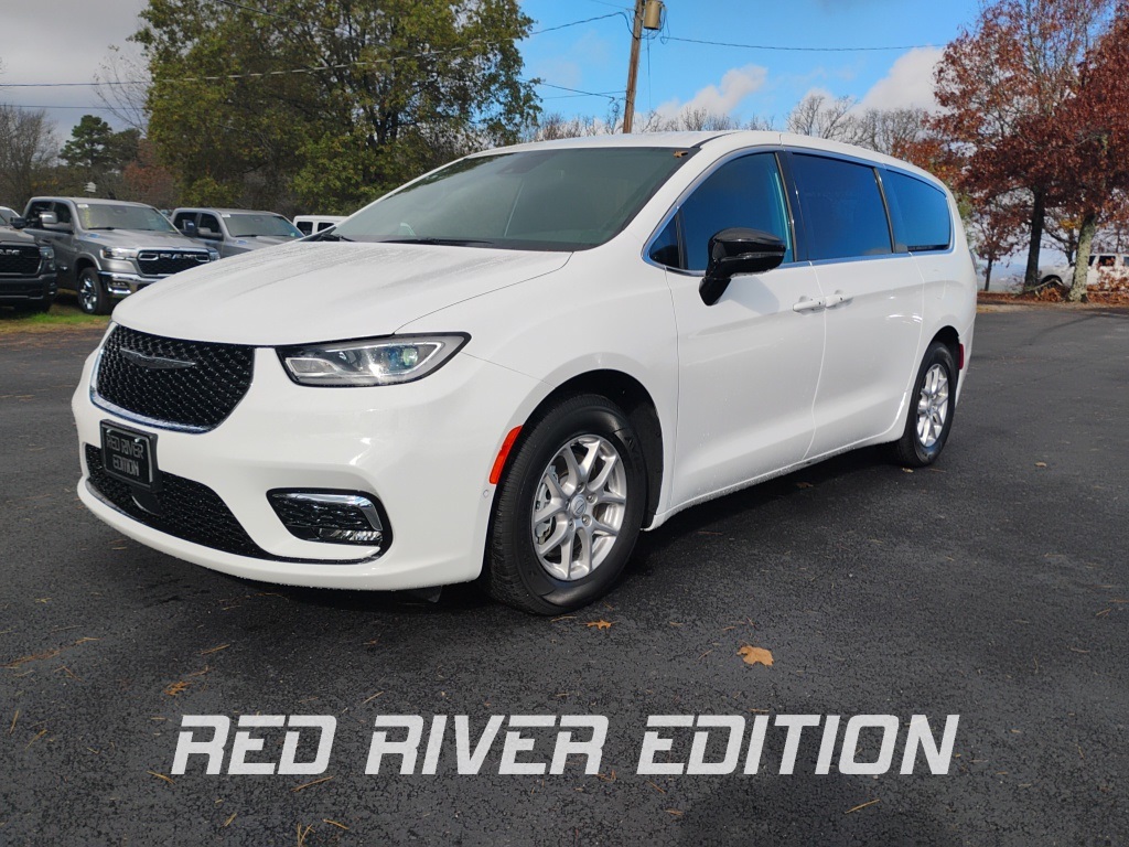 2026 Chrysler Pacifica Select's photo