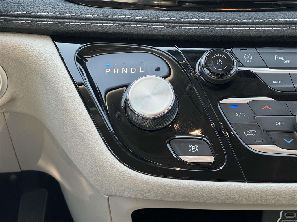 2023 Chrysler Pacifica Touring L photo 21