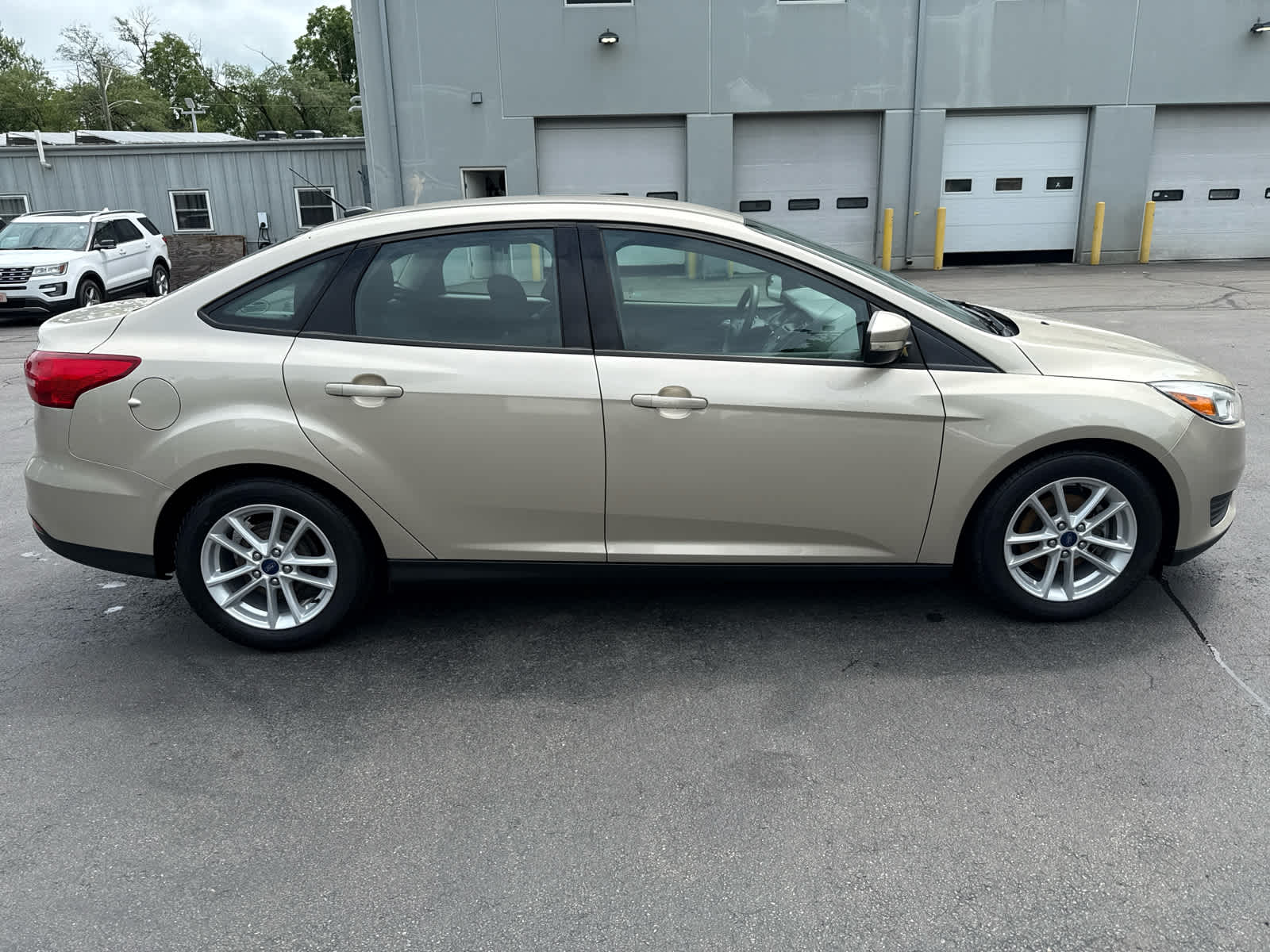 2017 Ford Focus SE photo 2