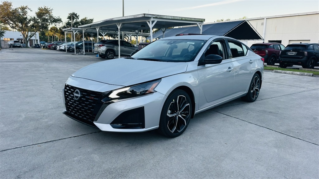 2025 Nissan Altima SR photo 3