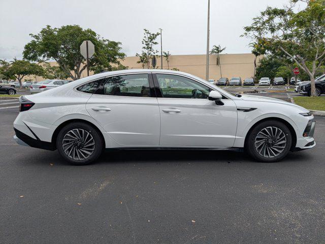 2025 Hyundai Sonata Hybrid Limited photo 3