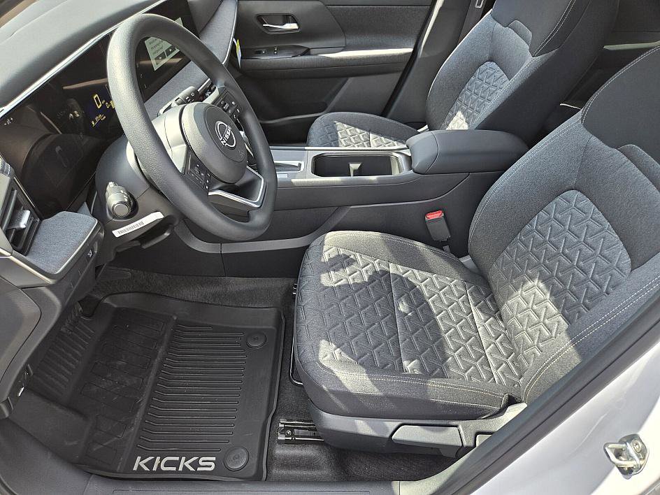 2025 Nissan Kicks SV photo 9