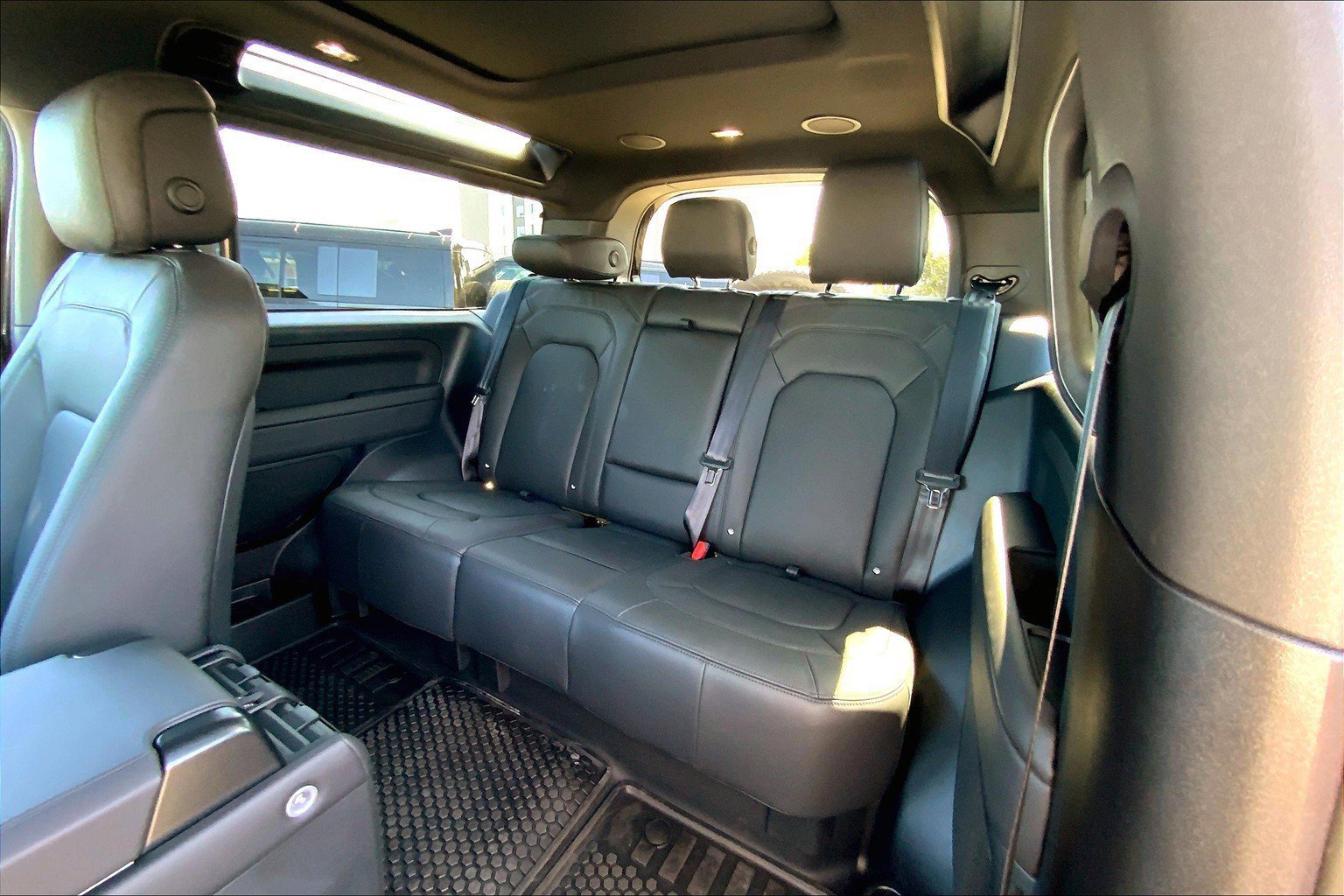 2025 Land Rover Defender 90 X-Dynamic SE photo 9
