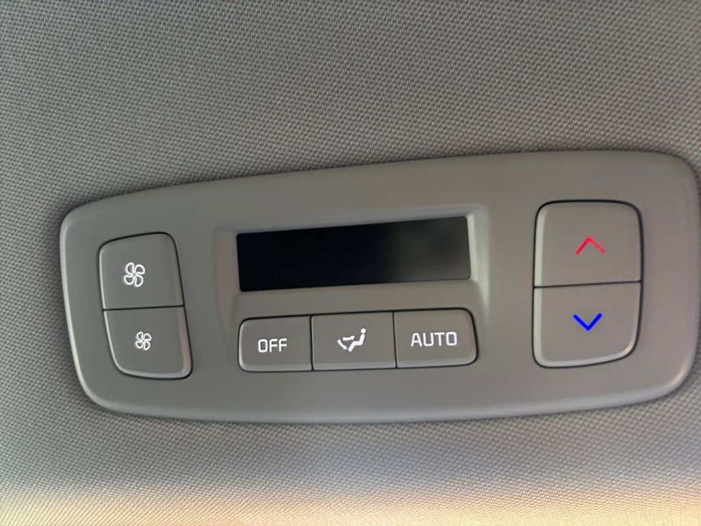 2025 Kia Carnival EX photo 25
