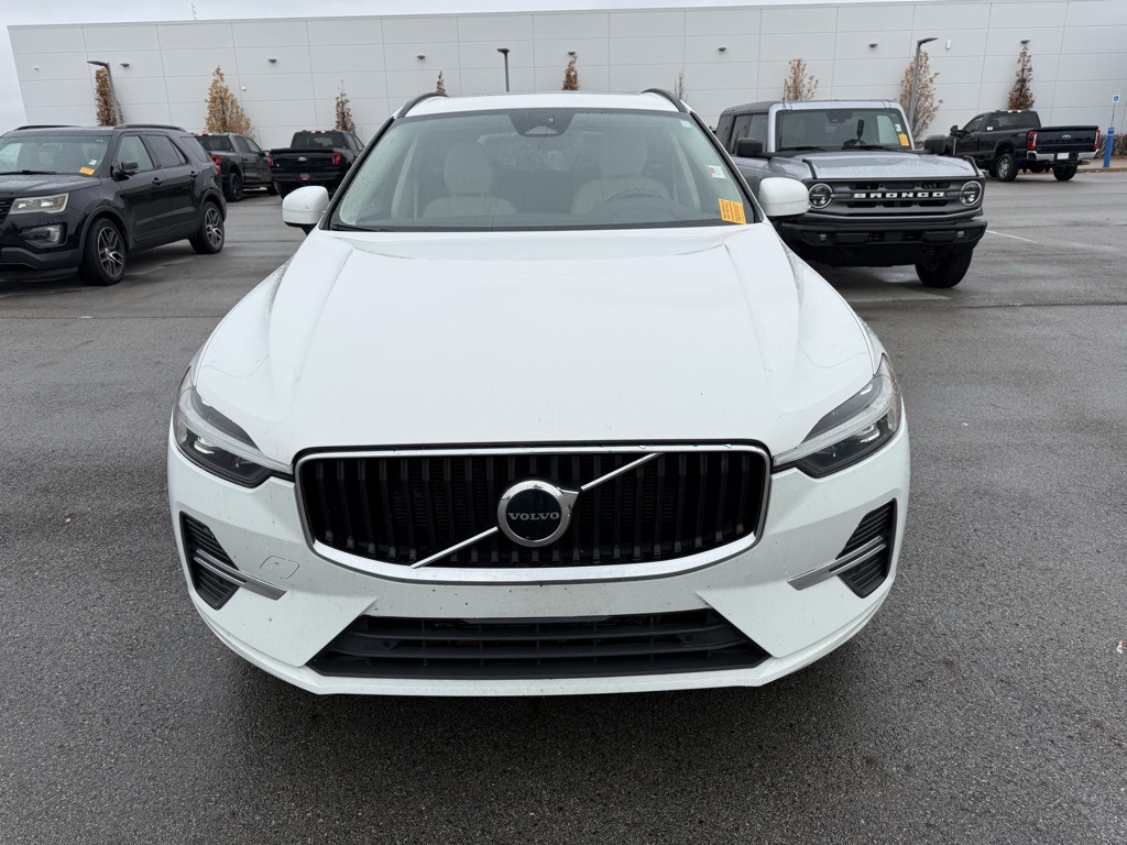 2022 Volvo XC60 B5 Momentum photo 2