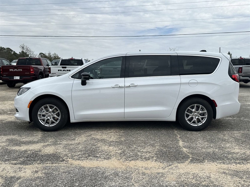 2025 Chrysler Voyager LX photo 8