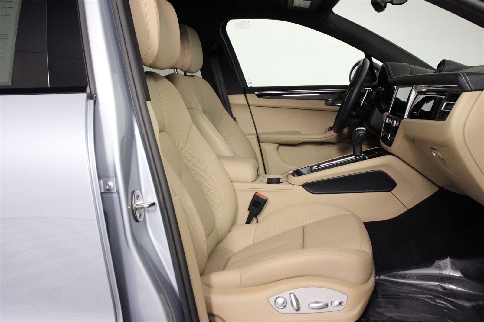 2025 Porsche Macan T photo 27