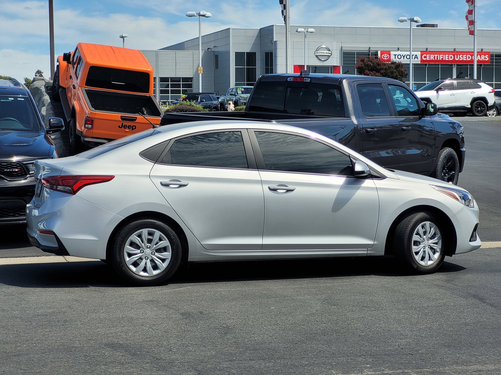 2022 Hyundai Accent SE photo 2
