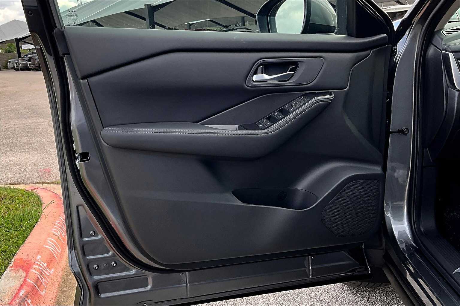 2025 Nissan Rogue SV photo 9