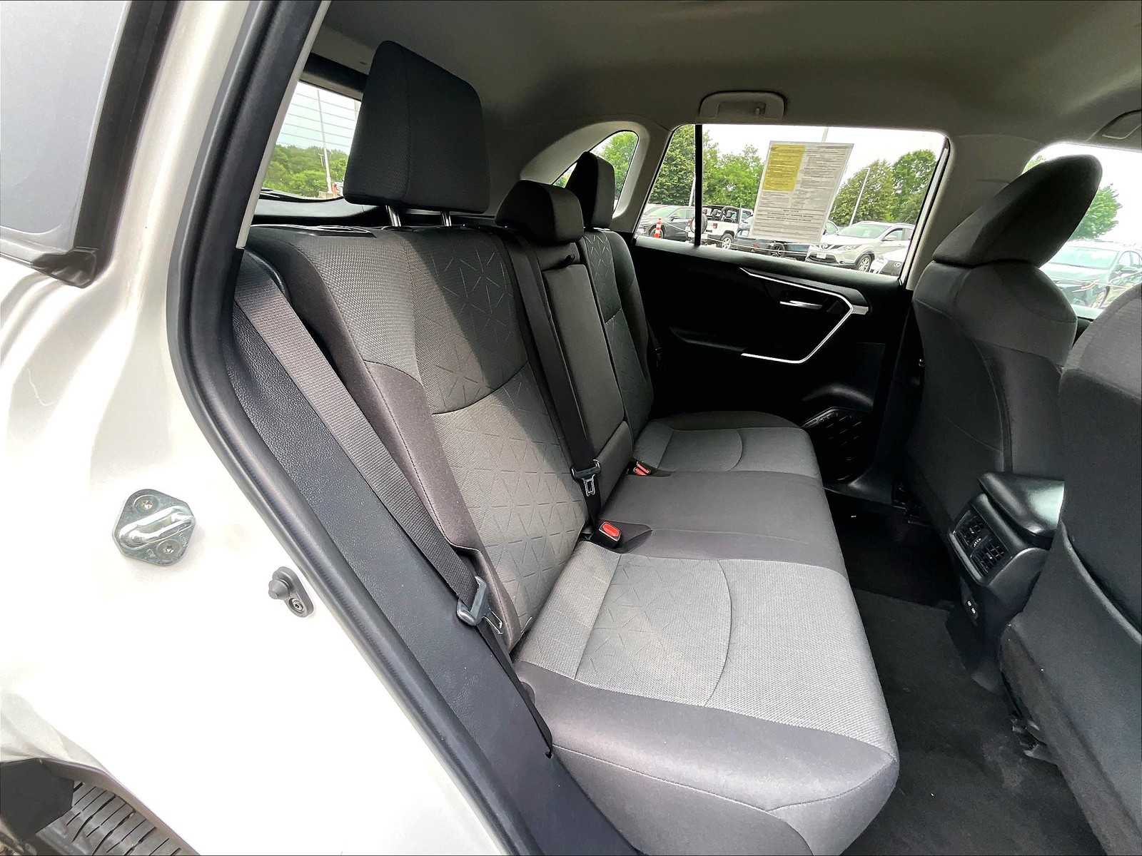 2023 Toyota RAV4 XLE photo 31