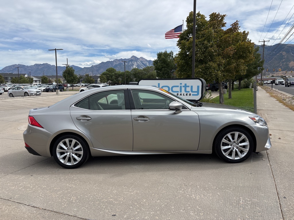 2016 Lexus IS 300 photo 2