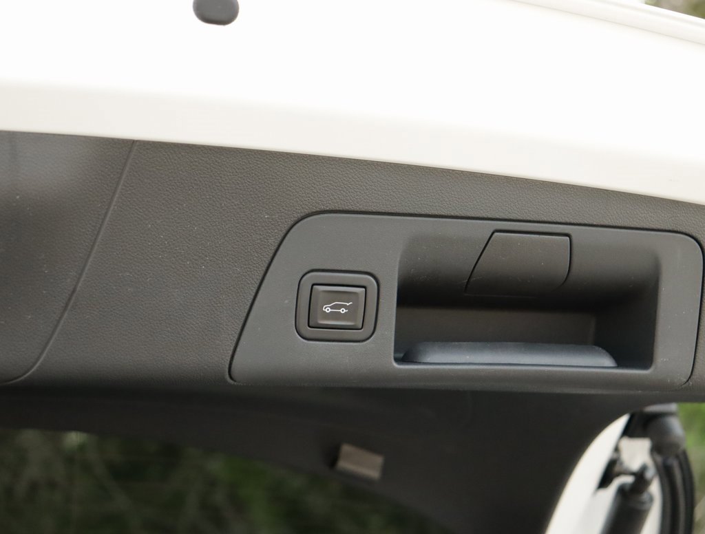 Used 2022 Summit White Buick Essence image 29