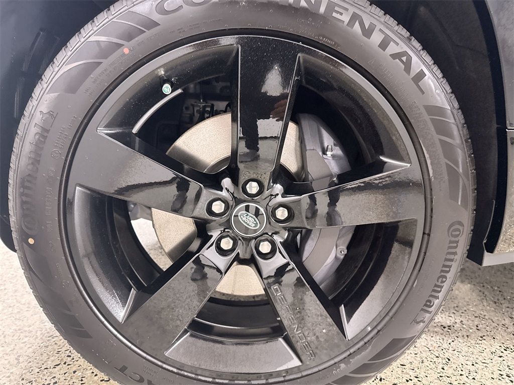 2025 Land Rover Defender 130 X-Dynamic SE photo 9