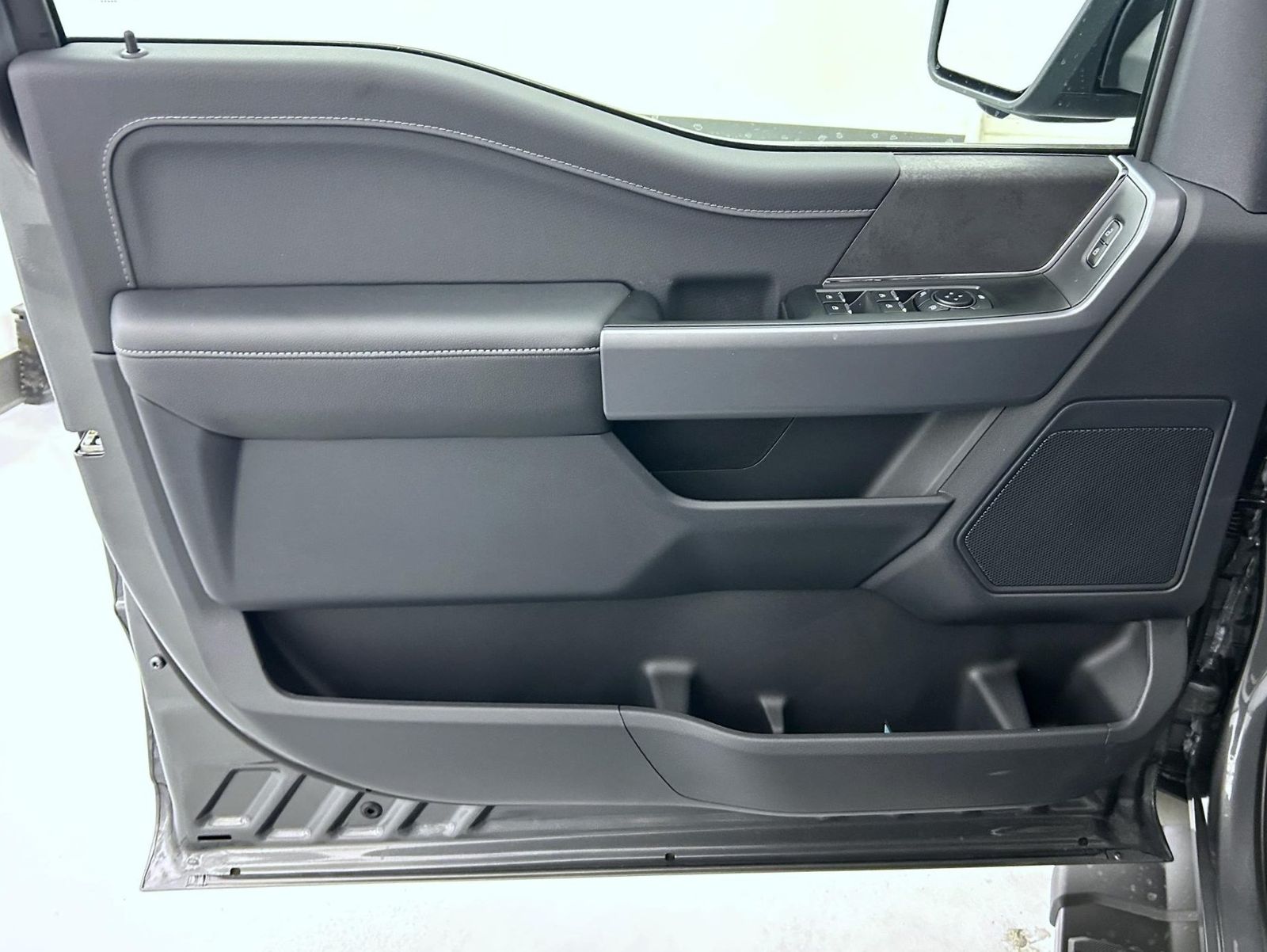 2025 Ford F-150 XLT photo 9