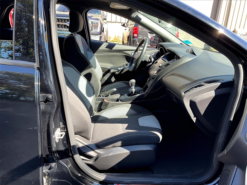 2017 Ford Focus ST photo 13