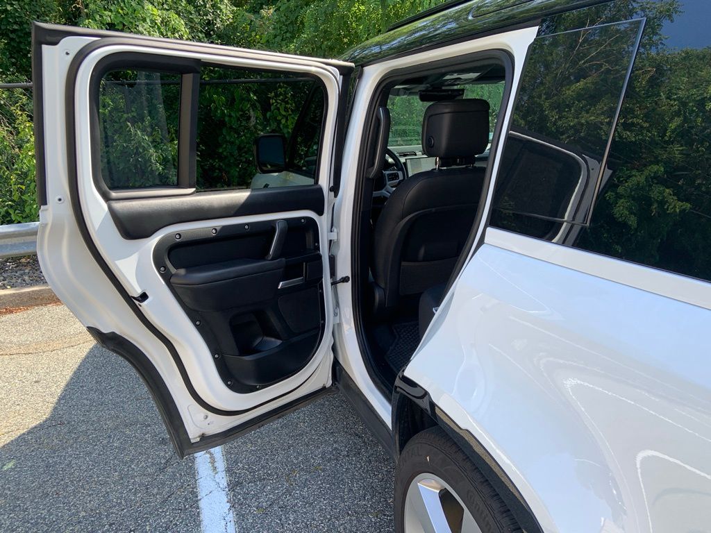 2025 Land Rover Defender 110 X-Dynamic SE photo 14