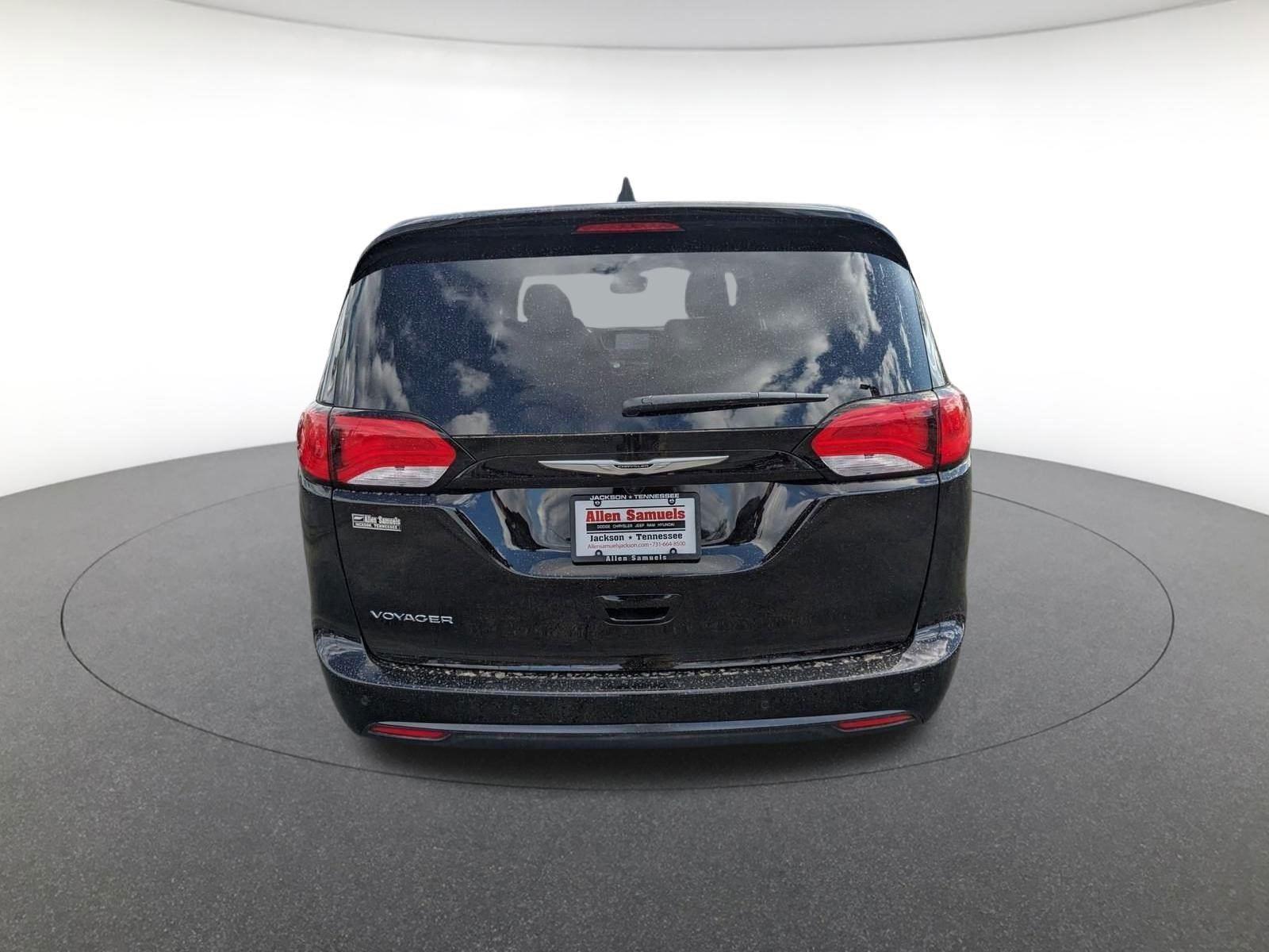 2025 Chrysler Voyager LX photo 4