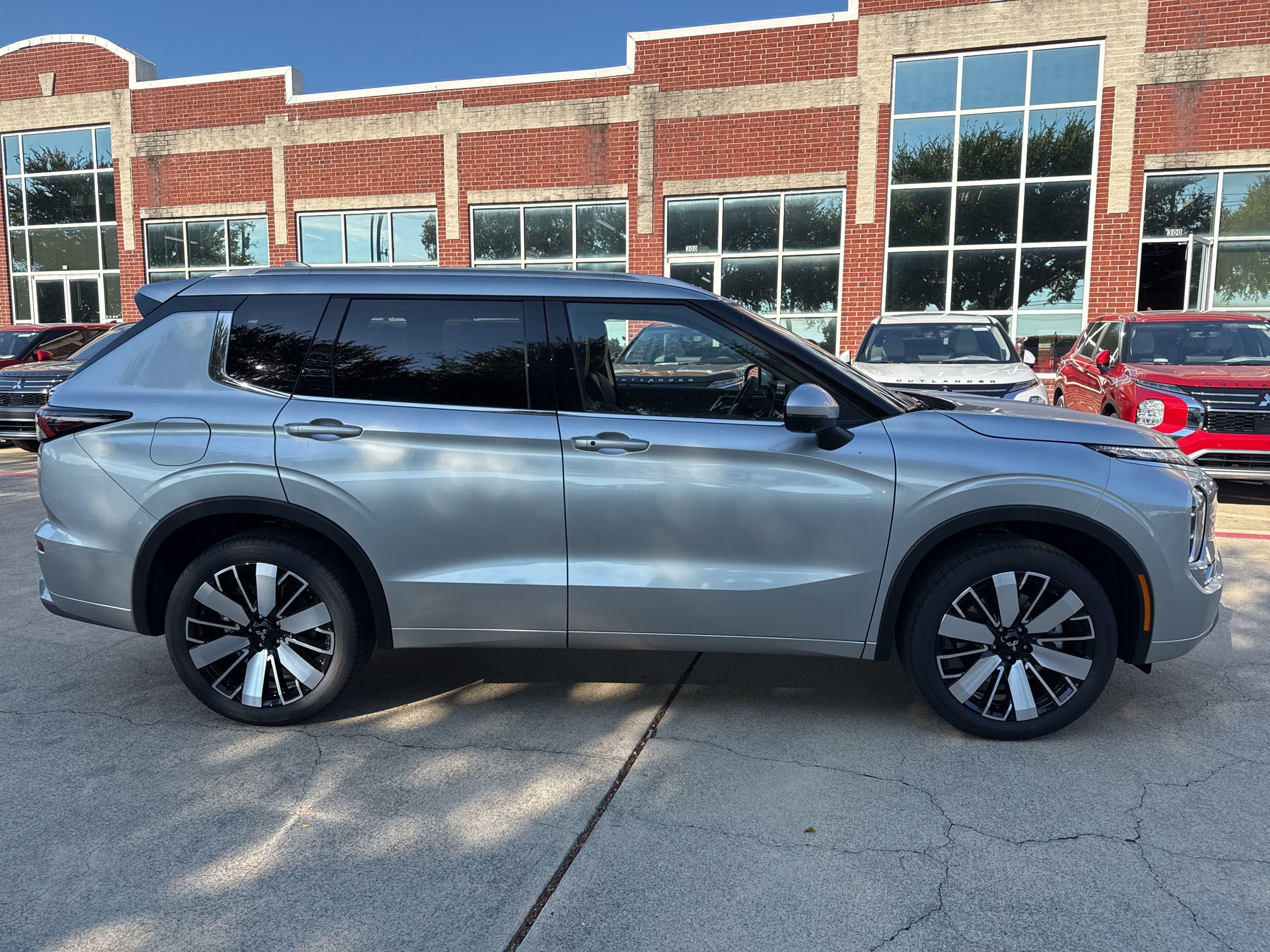 2025 Mitsubishi Outlander SEL photo 2