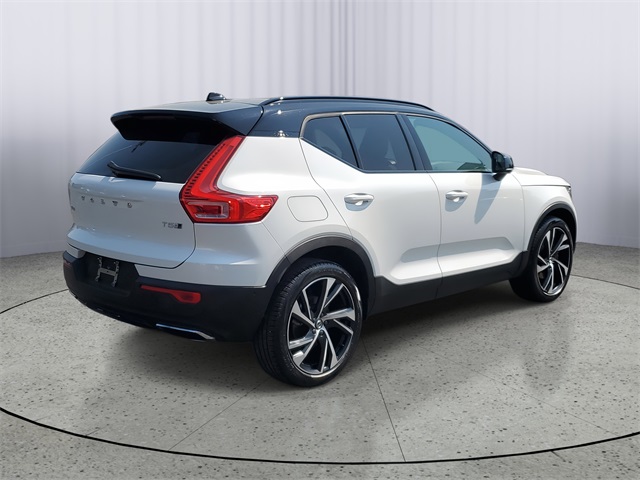 2019 Volvo XC40 R-Design photo 3