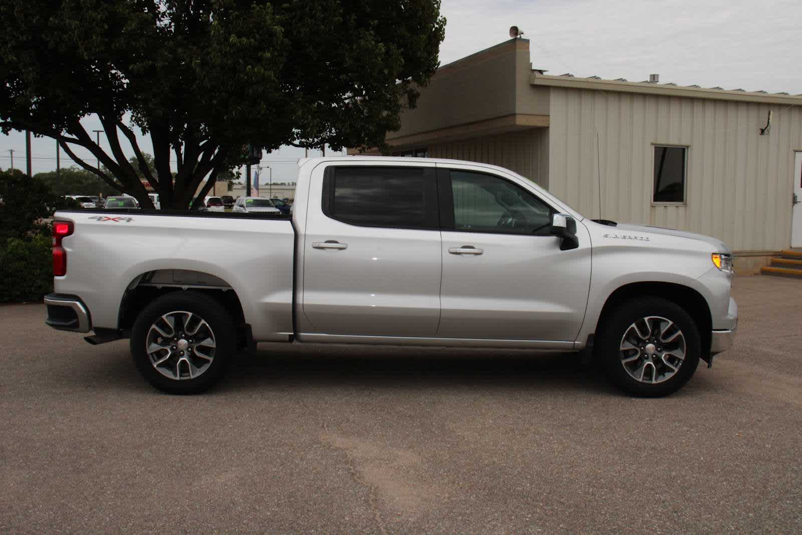2022 Chevrolet Silverado 1500 LT photo 3