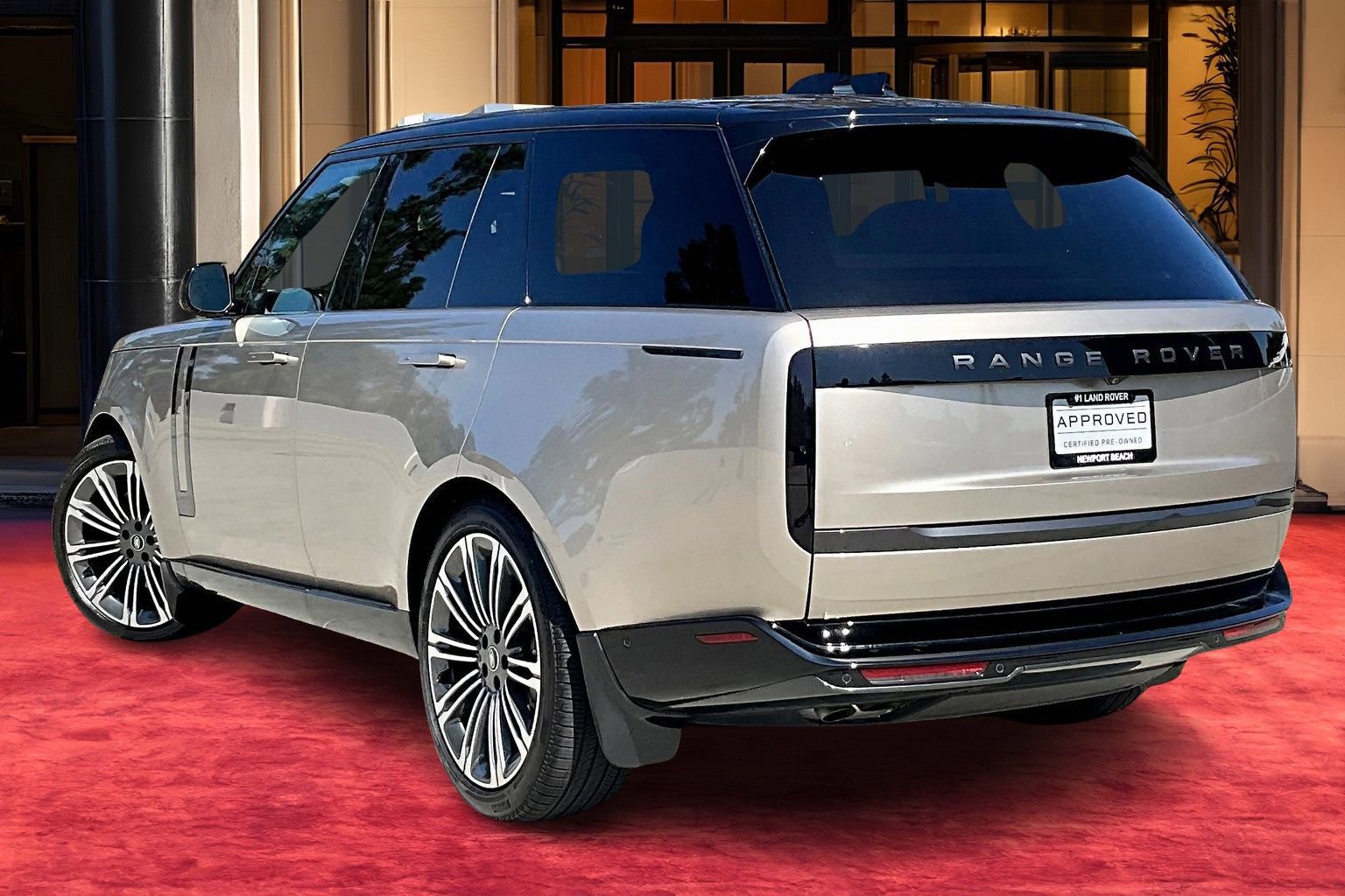 2025 Land Rover Range Rover SE photo 9