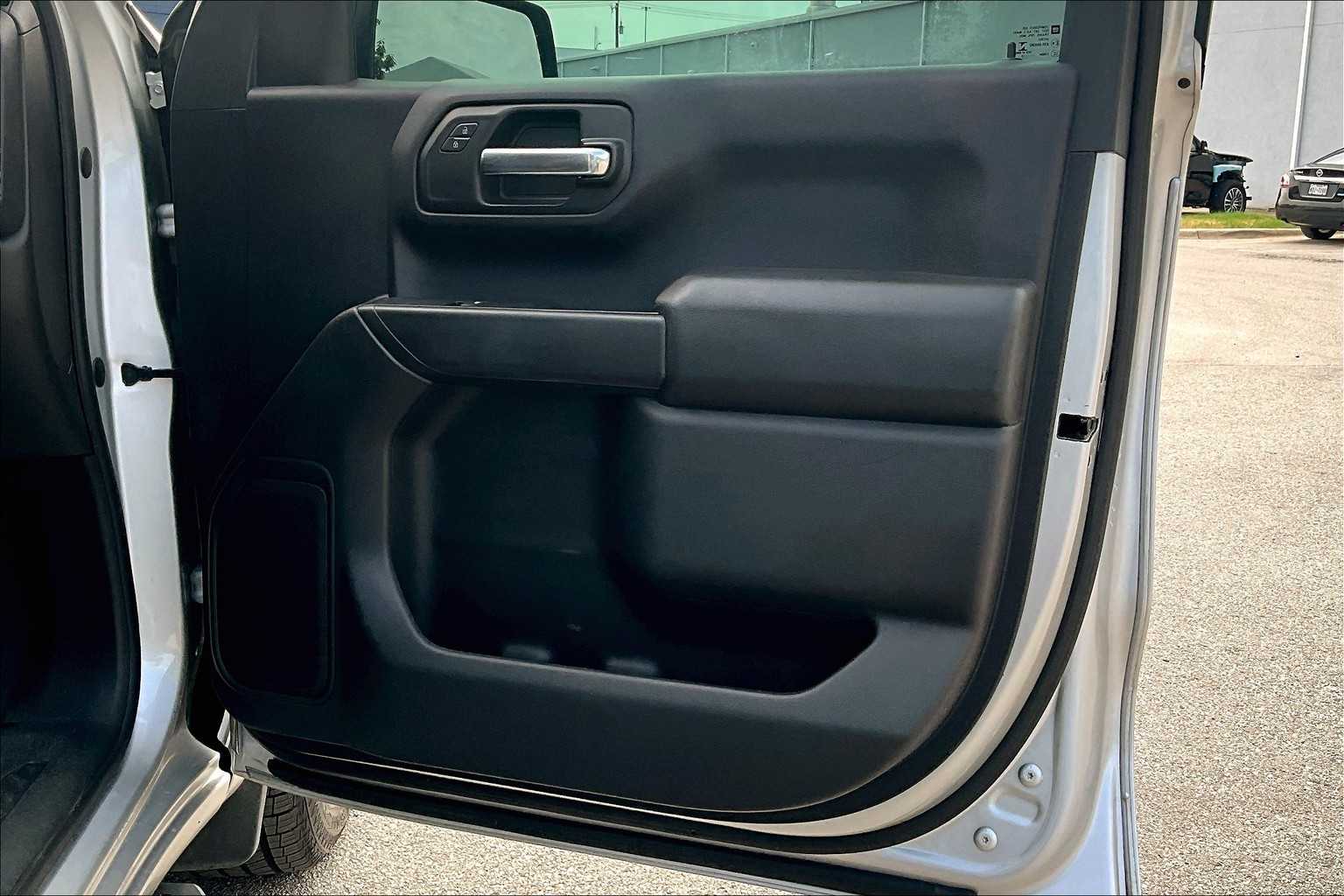 2019 Chevrolet Silverado 1500 Custom photo 17