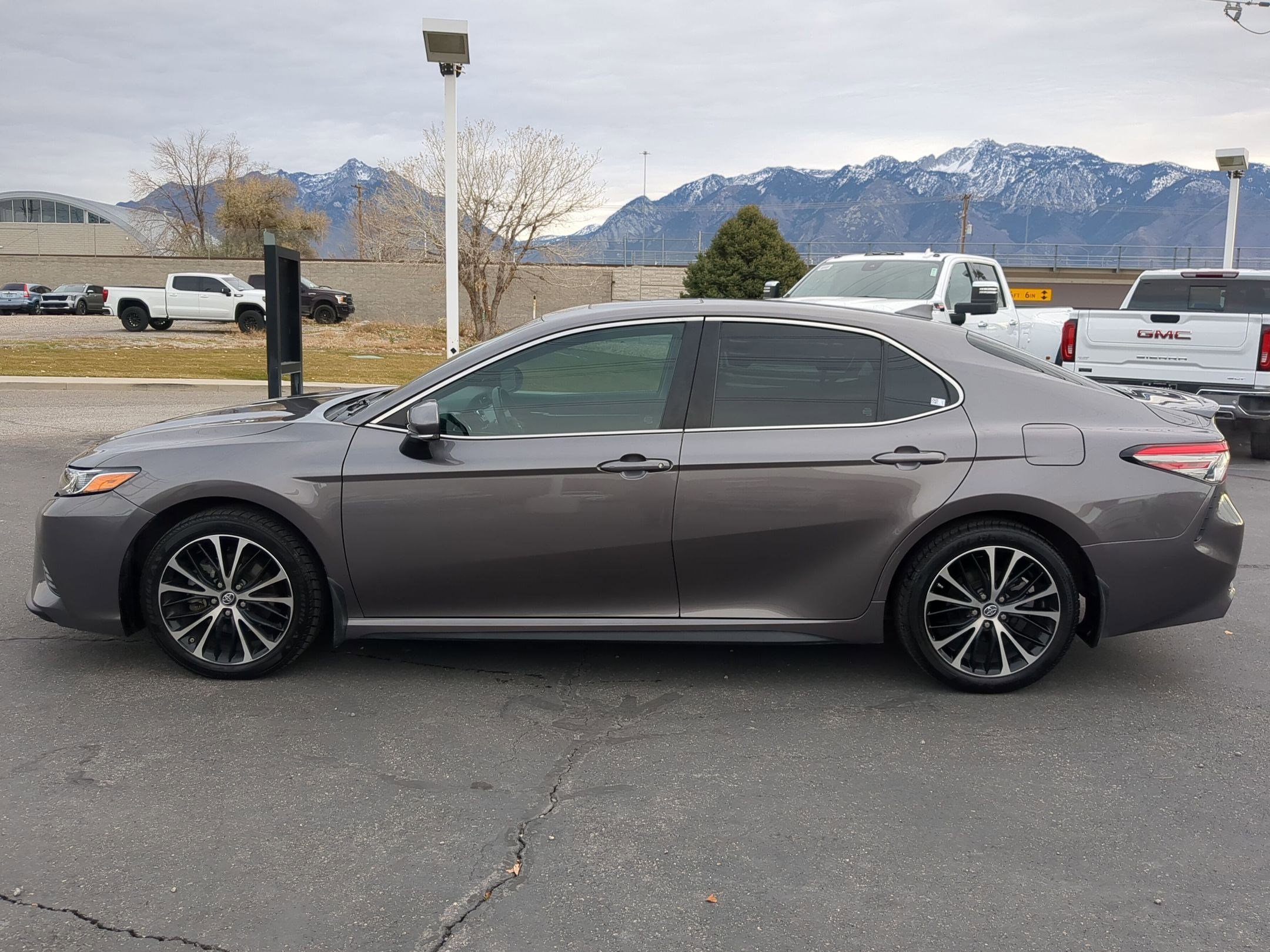 2019 Toyota Camry SE photo 2