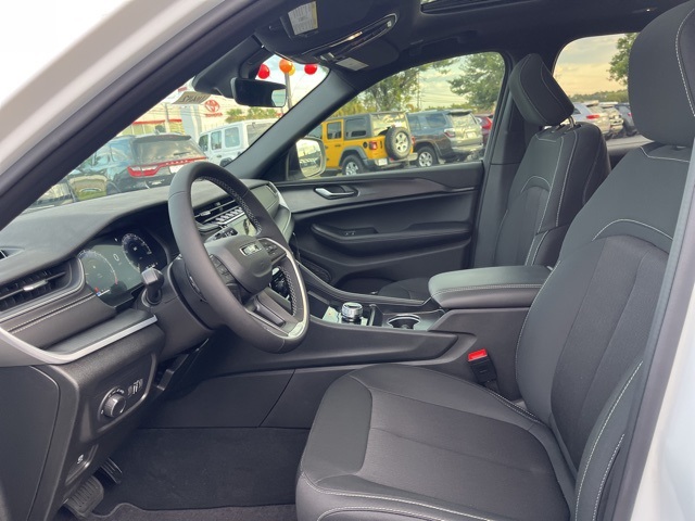 2025 Jeep Grand Cherokee Laredo X photo 4