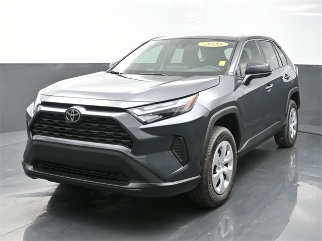 2025 Toyota RAV4 LE's photo
