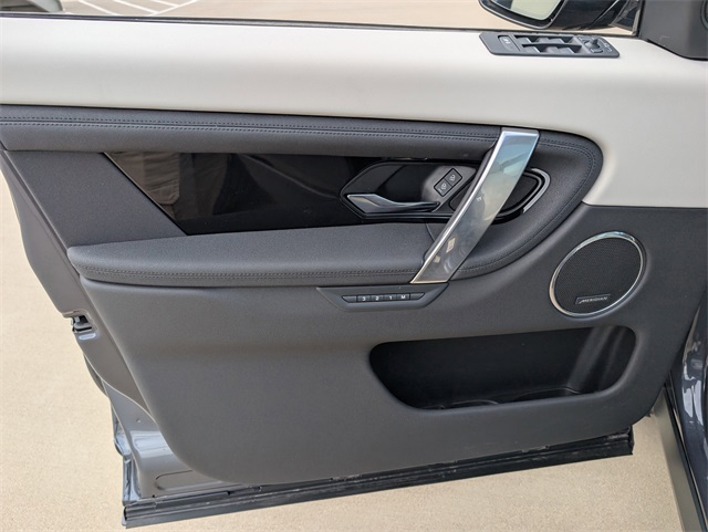 2025 Land Rover Discovery Sport S photo 7