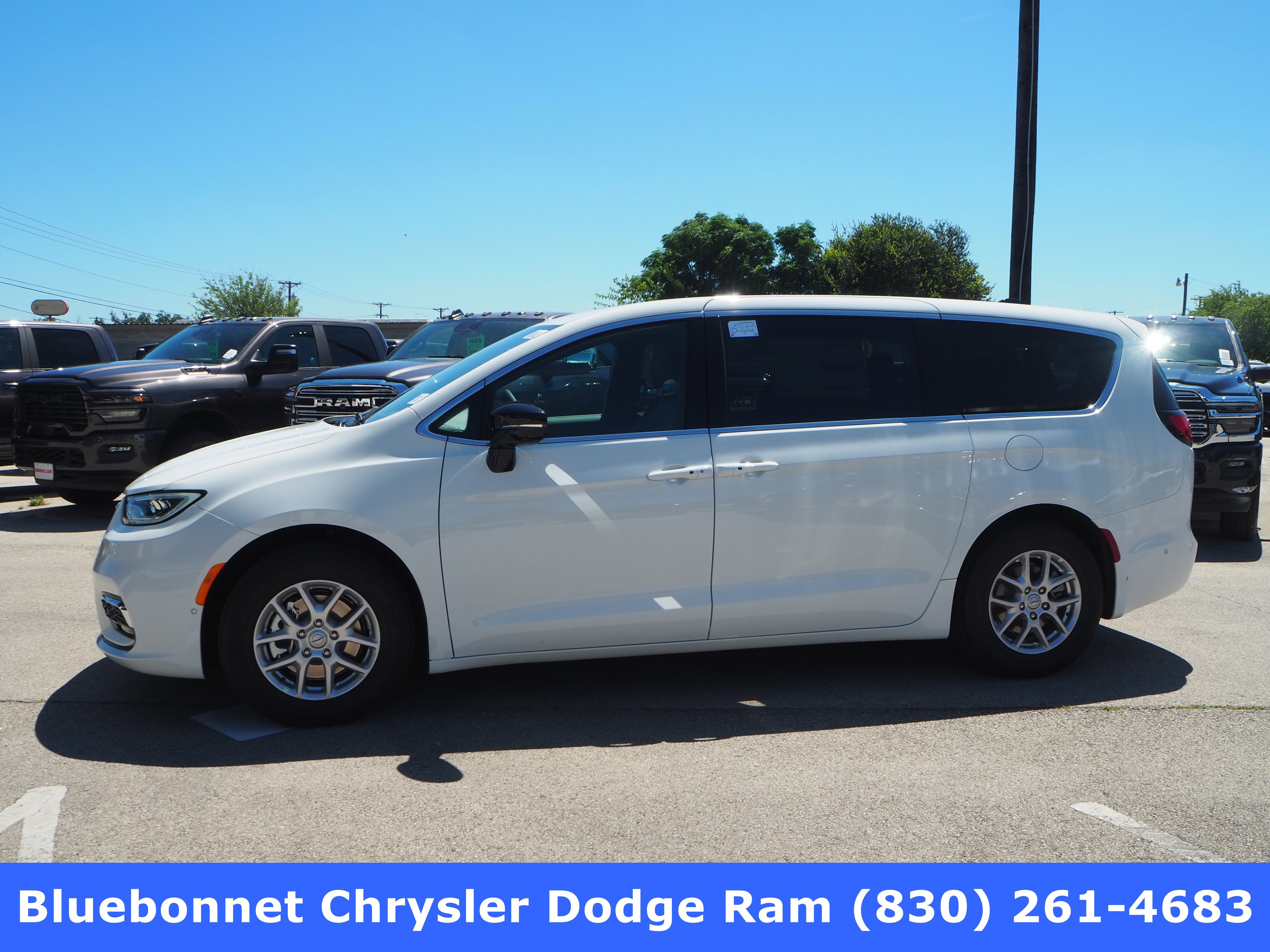 2025 Chrysler Pacifica Select's photo