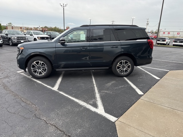 2025 Ford Expedition photo 2