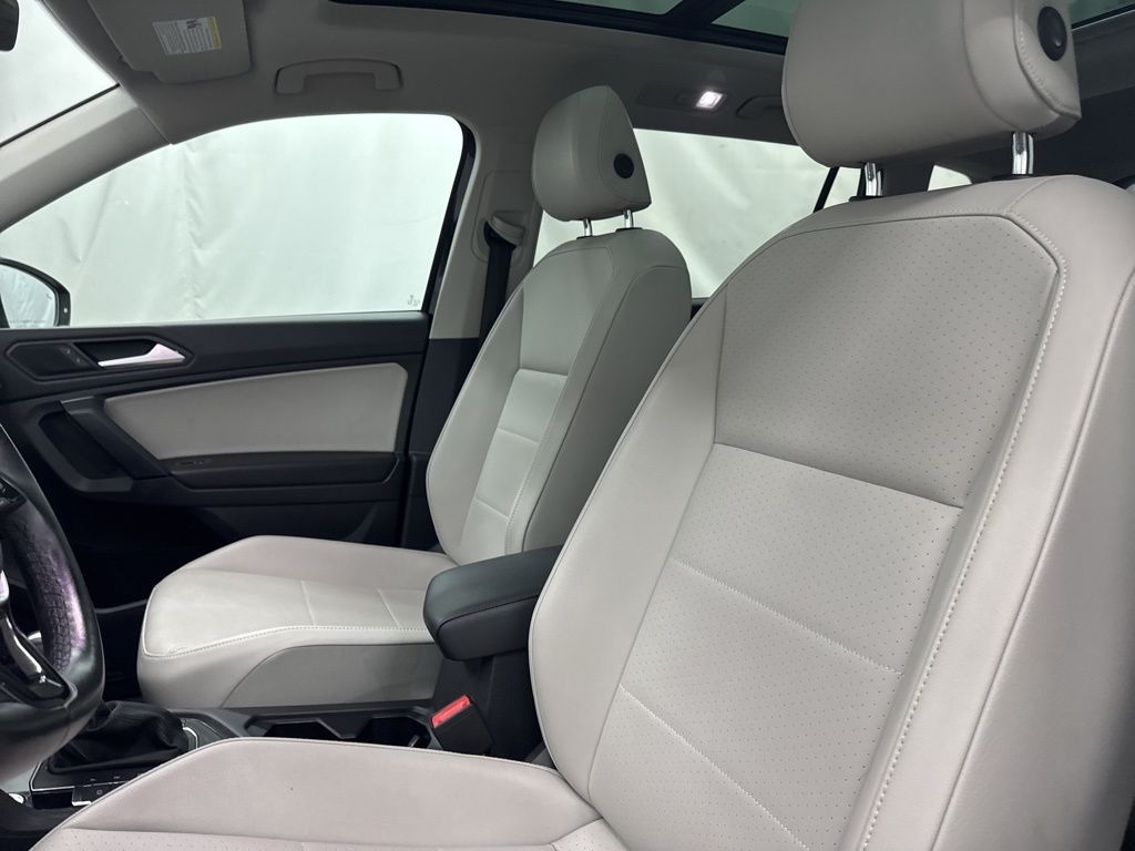 2019 Volkswagen Tiguan SEL R-Line photo 11